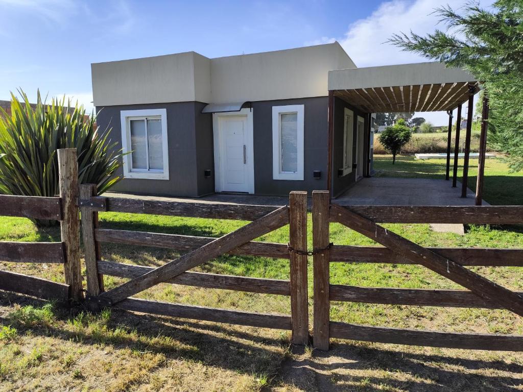 una staccionata di legno davanti a una casa di Luluk, Casa de playa a Balneario Pehuén-Có