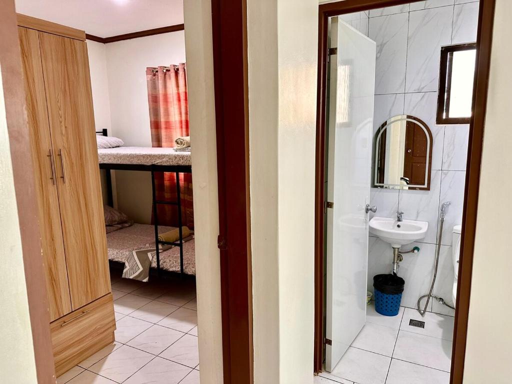 ein Badezimmer mit Waschbecken und Toilette in einem Zimmer in der Unterkunft Cranberry's 3 br Apartment nr Convention Ctr #4 in Iloilo City