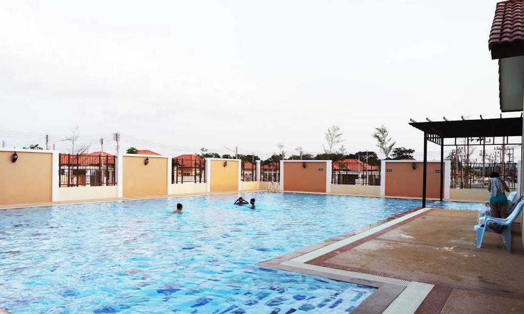 een groot zwembad met mensen in het water bij Holiday home in Ban Na Khua