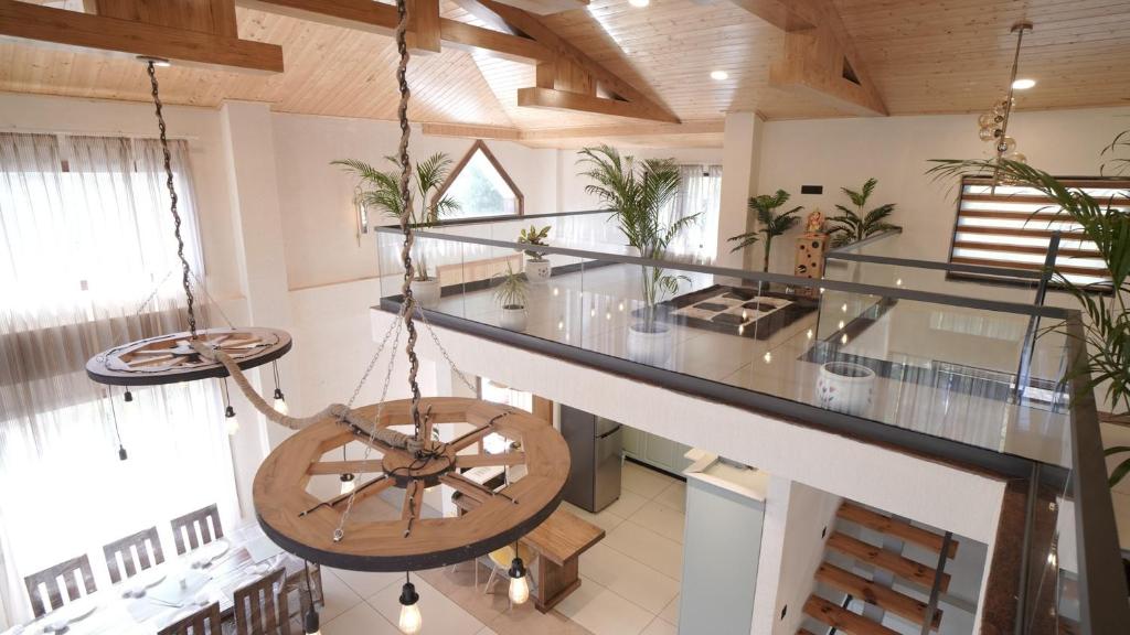 een kamer met een glazen toonbank en een schommel bij Amber Moon in Dagshai