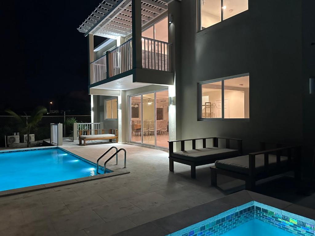 Swimmingpoolen hos eller tæt på The Manor