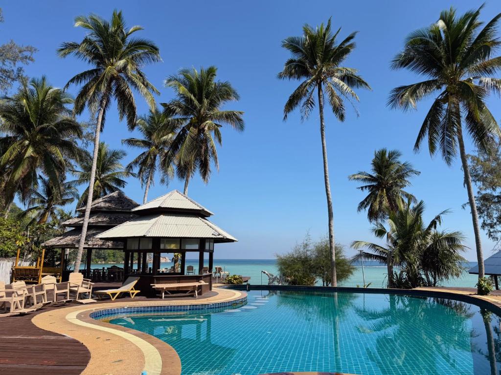 Swimmingpoolen hos eller tæt på Chaloklum Bay Resort - Tranquility Beachfront 101