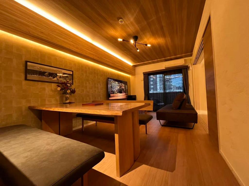 TV a/nebo společenská místnost v ubytování ザ サウンドクレスト五条駅前25 The Sound Crest Gojo-Ekimae