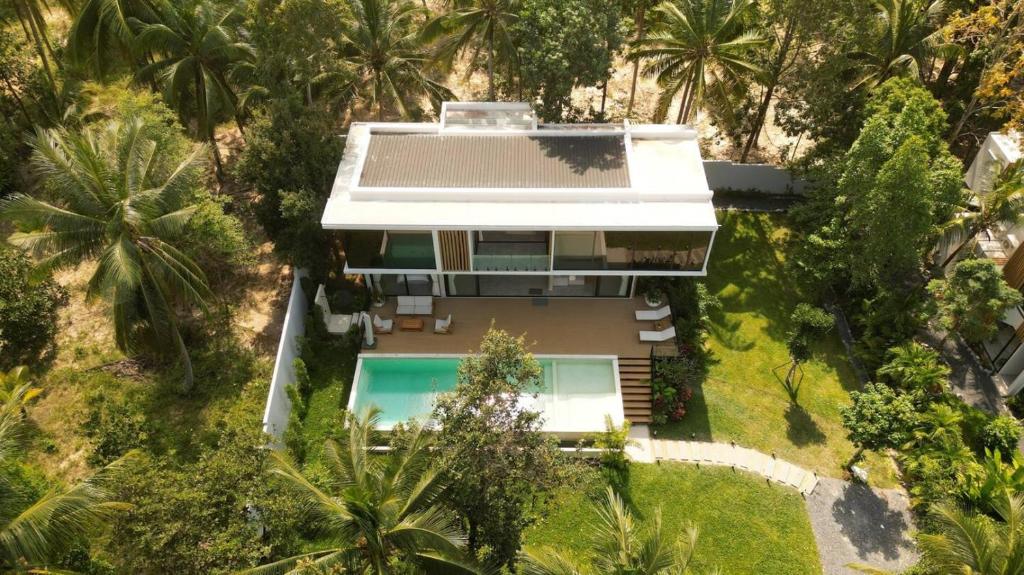 een luchtfoto van een huis met een zwembad bij Villa Noor by S&P Villa Management in Ko Phangan