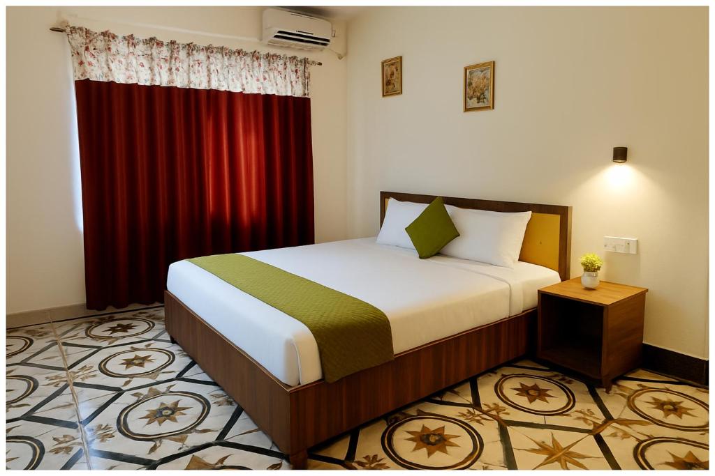 Postel nebo postele na pokoji v ubytování Atrangi - Wave Residency Inn Near Jagannath Temple and Sea Beach - Lift and Parking Facilities - Fully Air Conditioning Rooms - Best Hotel