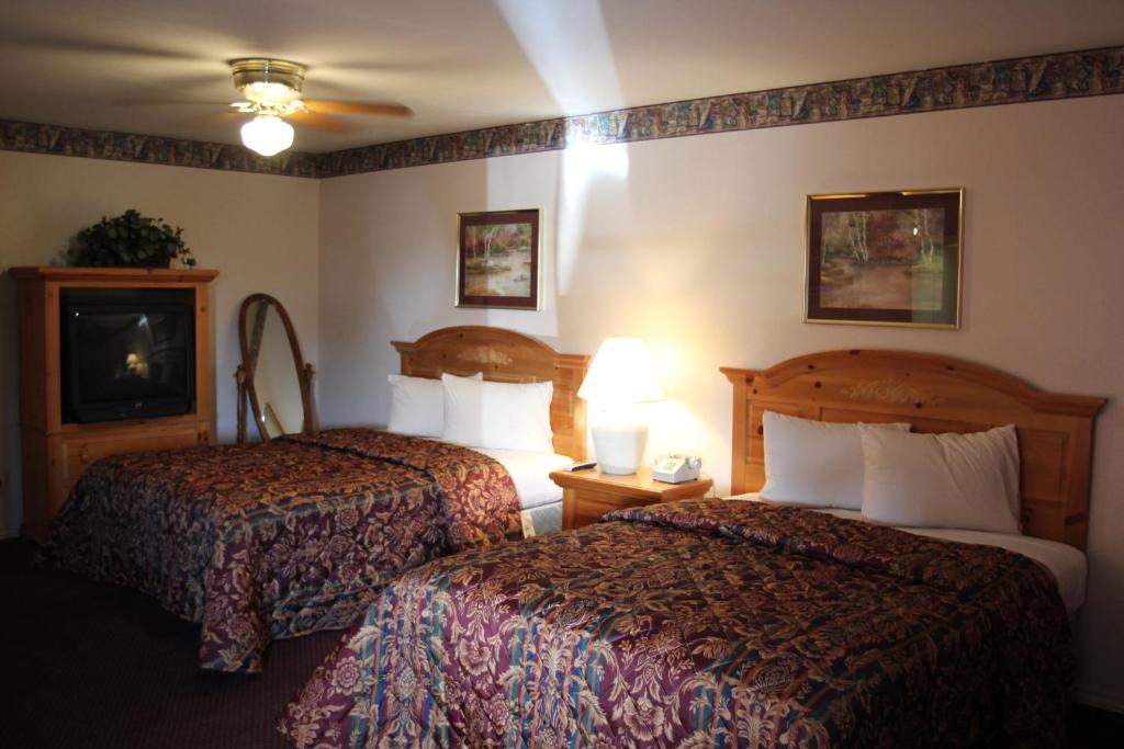 Tempat tidur dalam kamar di Lakeside Inn & Suites