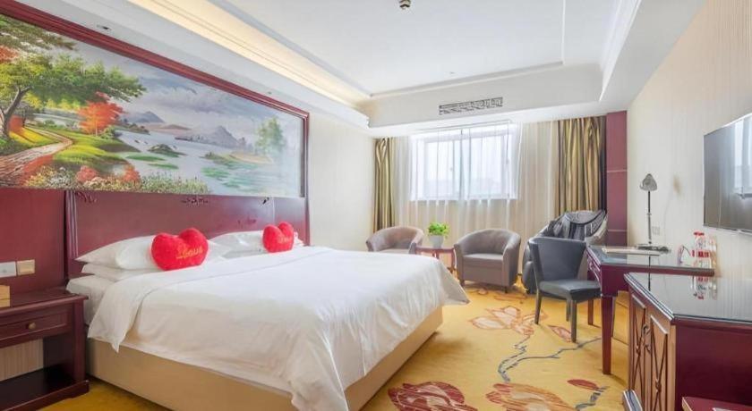 Giường trong phòng chung tại Vienna Shanghai Chongming Changxing Island