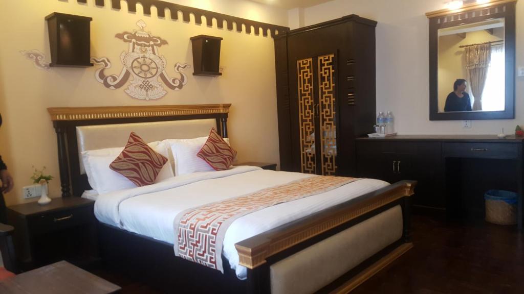 Postel nebo postele na pokoji v ubytování Hotel Encounter Nepal & Spa