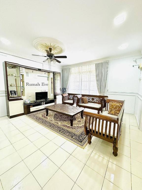 Кухня или мини-кухня в Rumah Eve Taman Banting Baru
