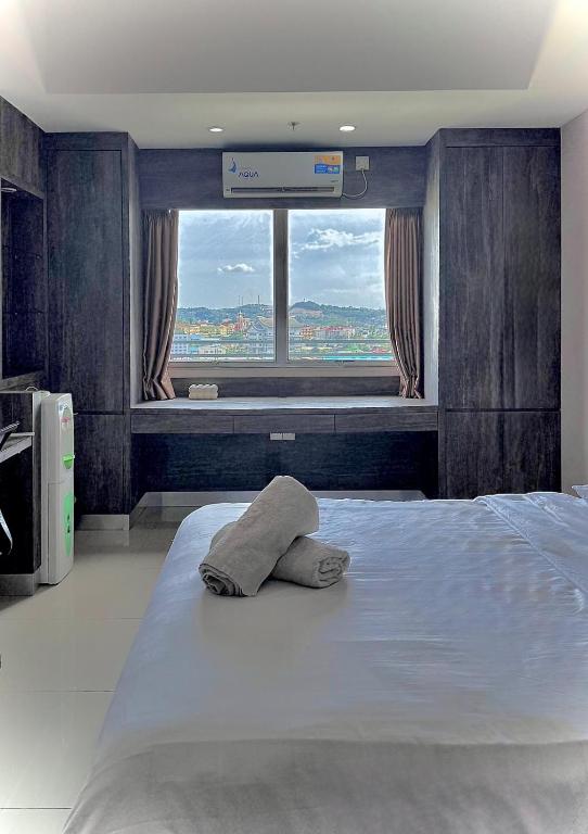 a bedroom with a large bed with a large window at Nagoya Mansion Residence with City View in Nagoya