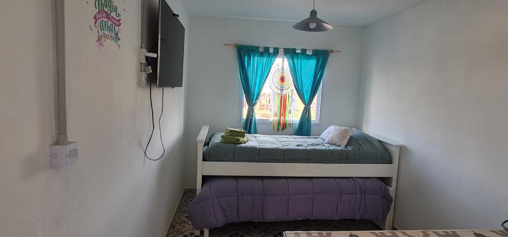 un piccolo letto in una stanza con una finestra di La Morada a Gaiman