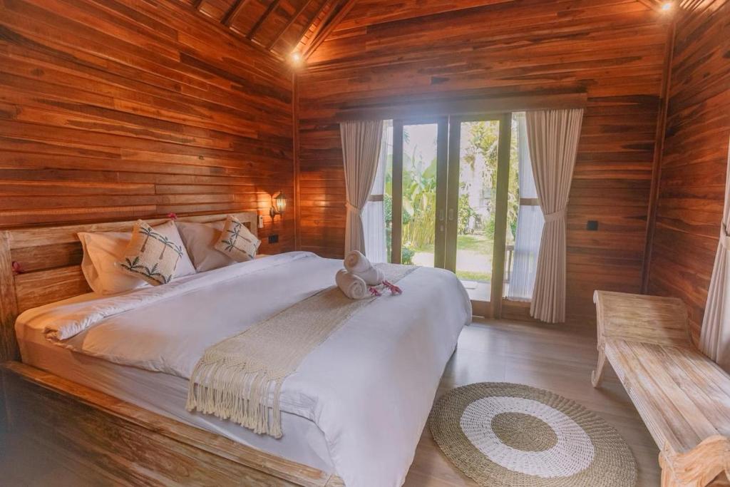 En eller flere senge i et værelse på D SARI WOODEN House