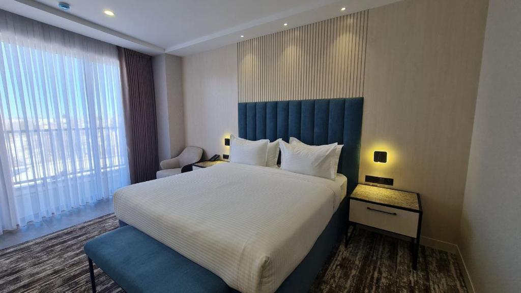 Giường trong phòng chung tại Azure Resort