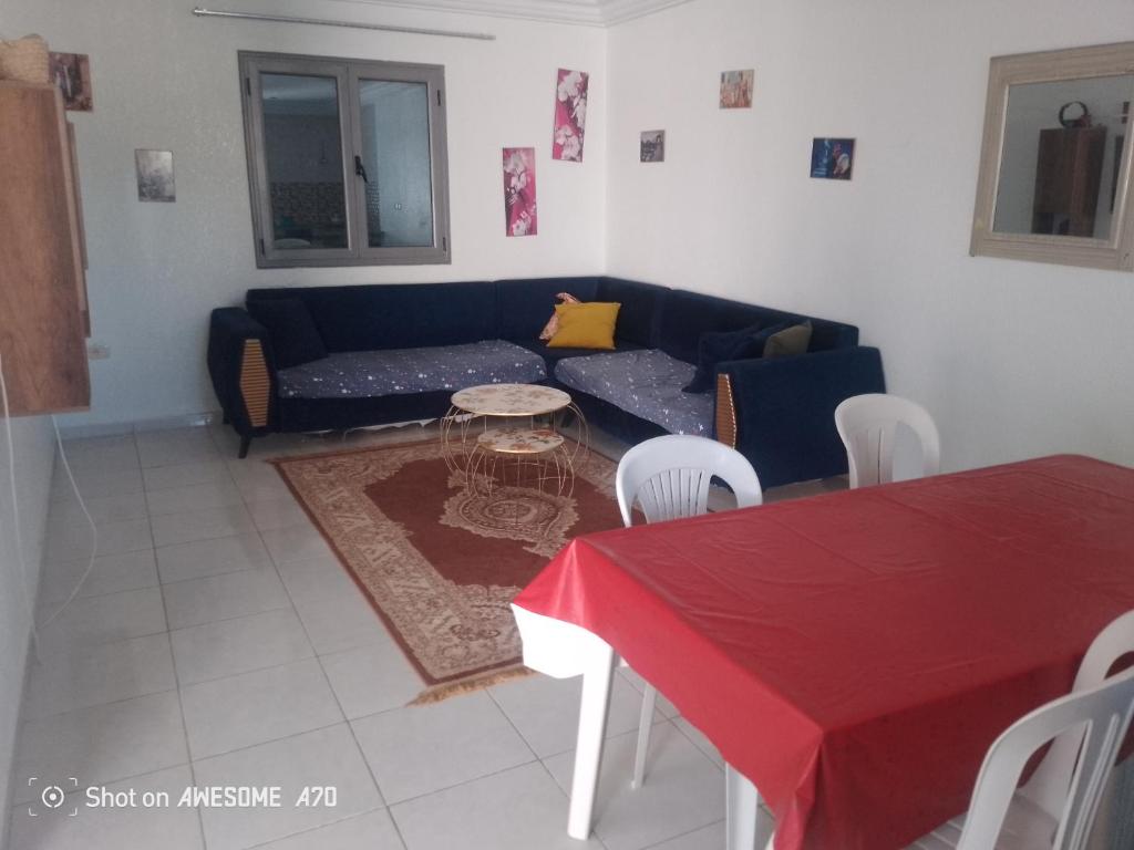 メズライアにあるappartement 1 Midoun centreの青いソファとテーブルのあるリビングルーム