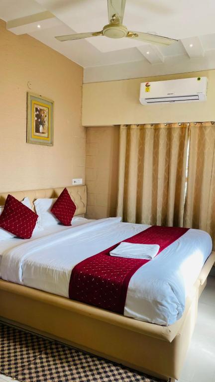 Rúm í herbergi á Swastik Regency