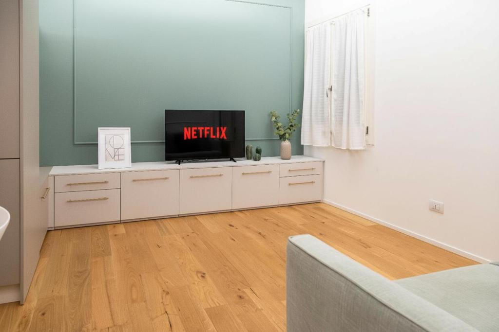 TV a/nebo společenská místnost v ubytování Ca' Borsa IV - Suite con balcone in pieno centro