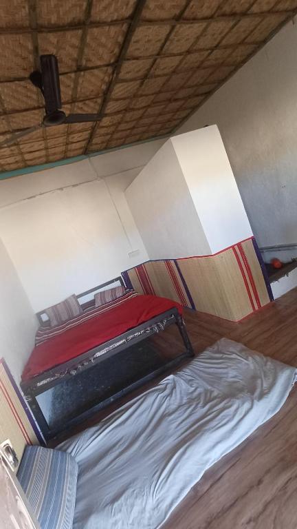 Postel nebo postele na pokoji v ubytování Hampi nest gust house