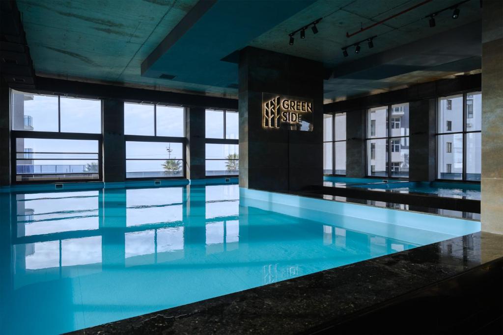 Bazén v ubytování Green Side Apart Hotel nebo v jeho okolí