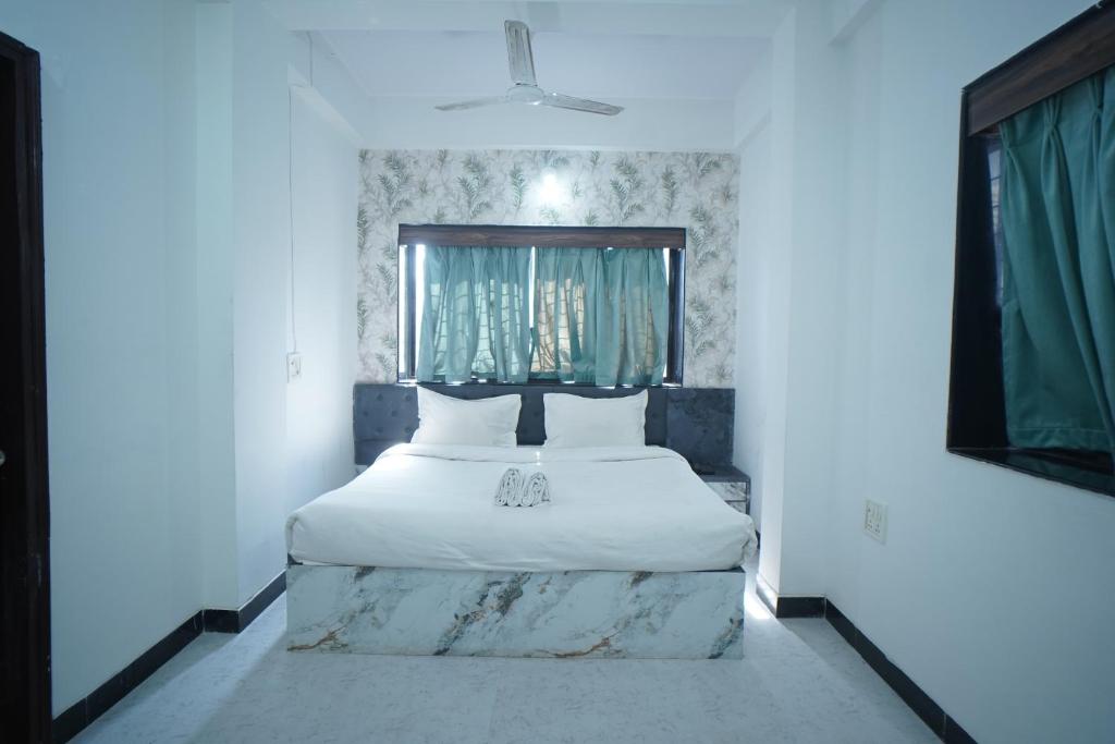 Postel nebo postele na pokoji v ubytování Hillview Residency