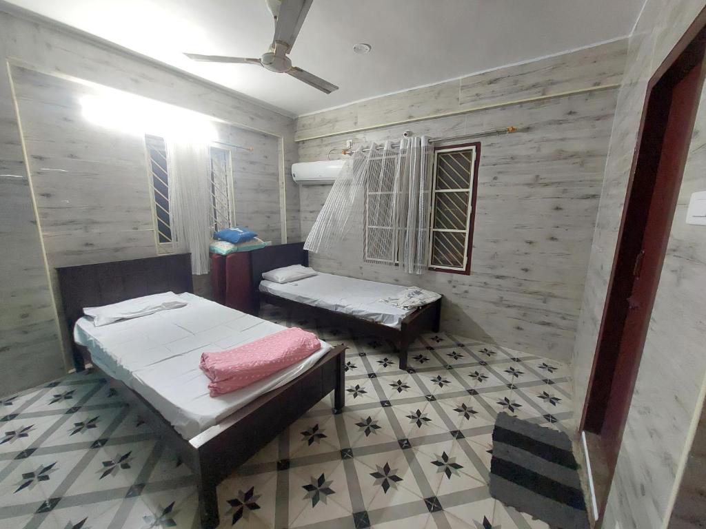 Ένα ή περισσότερα κρεβάτια σε δωμάτιο στο Emerald Mansion