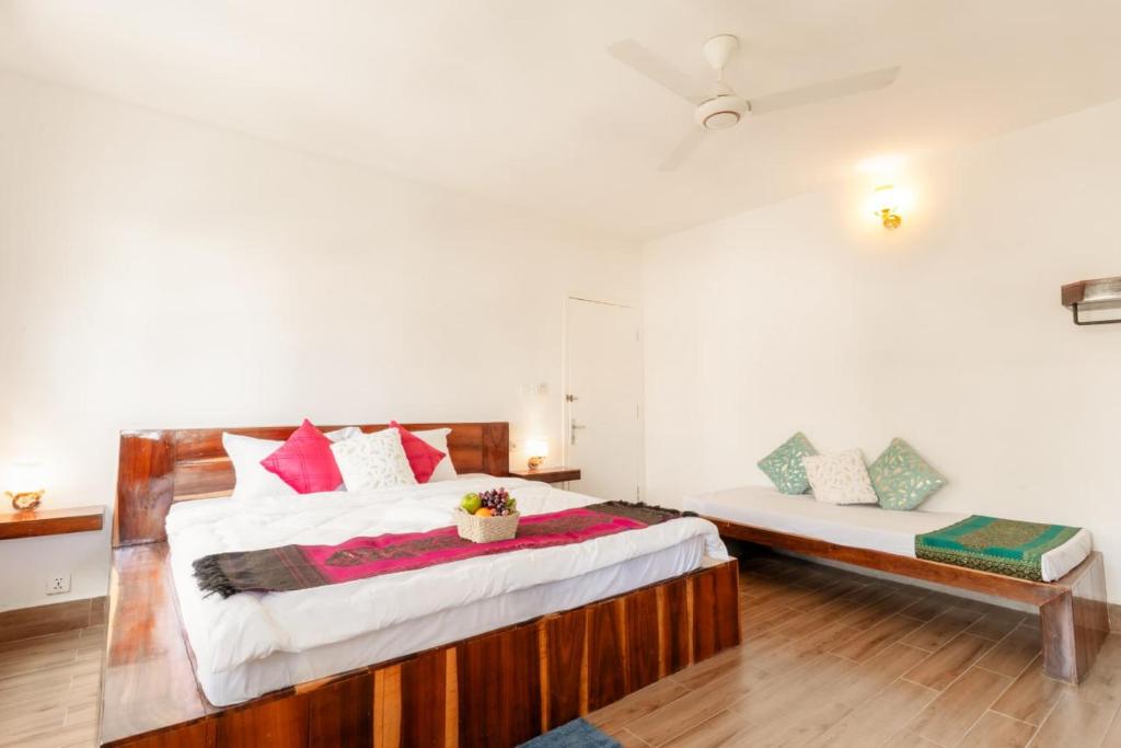 a bedroom with two beds in a room at Emeraldgems Residence - Deplicate in Phumĭ Prêk Chrey