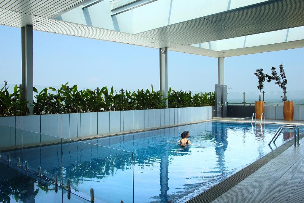 Kolam renang di atau dekat dengan Hotel Santika Premiere ICE - BSD City