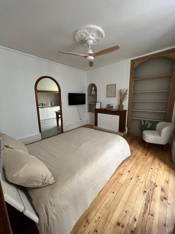 Ένα ή περισσότερα κρεβάτια σε δωμάτιο στο La Parenthèse à Foix