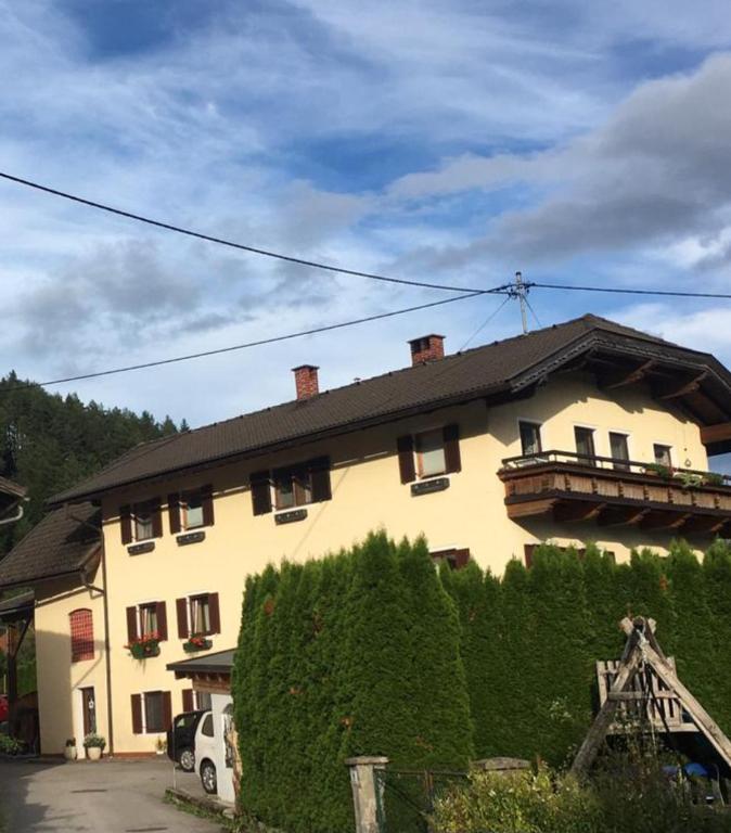 a large yellow house with a balcony on top of it at Ferienwohnung Stabentheiner in Simmerlach