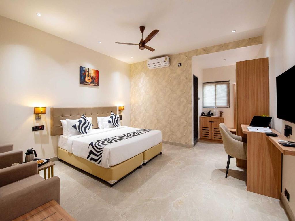 Una televisión o centro de entretenimiento en Palette Hotel by CheckIn Pune, MIDC Chinchwad