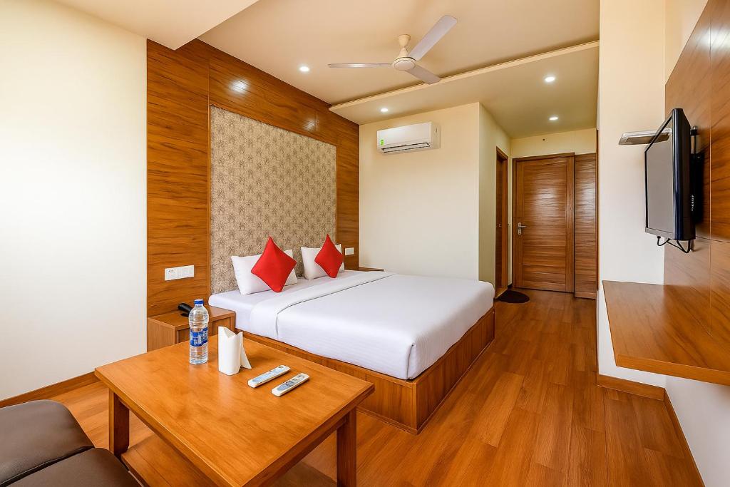 una stanza d'albergo con un letto e un tavolo di Hotel Black Diamond, Zirakpur a Zirakpur