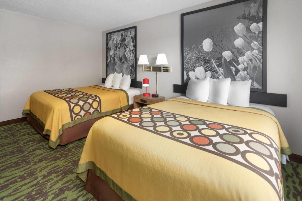 Super 8 by Wyndham New Stanton - Queen Room With Two Queen Beds - Non-Smoking