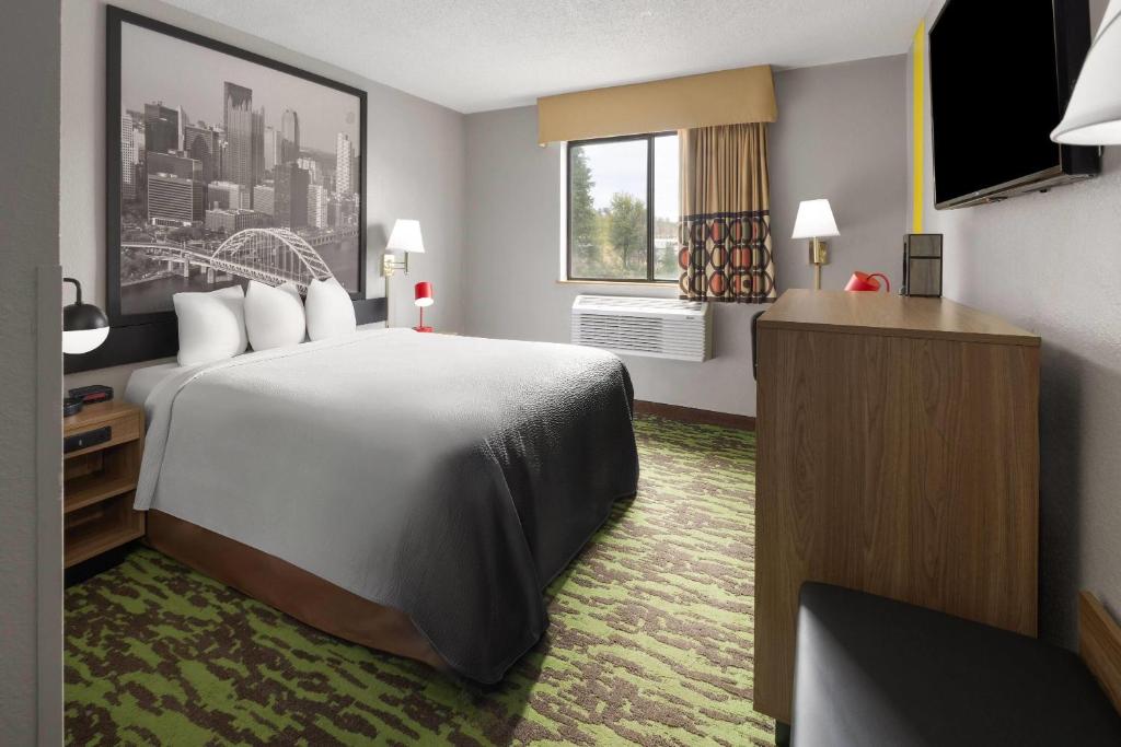 Super 8 by Wyndham New Stanton - Queen Room - Disability Access/Non-Smoking
