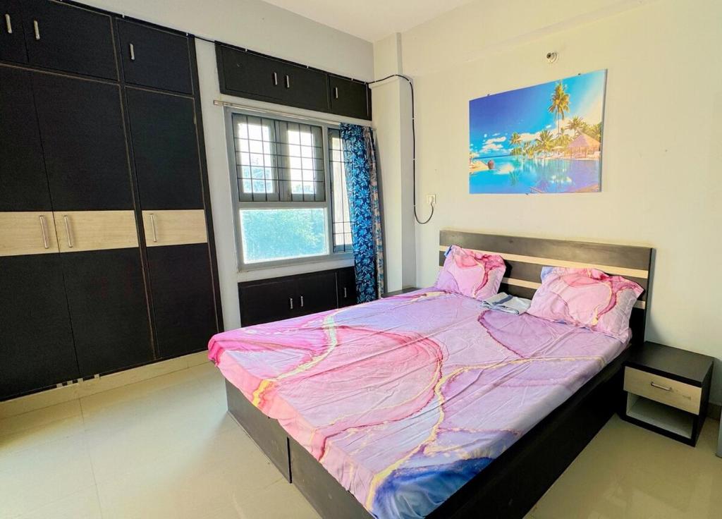 En eller flere senge i et værelse på Atiti 2bhk Opulent Oasis -205