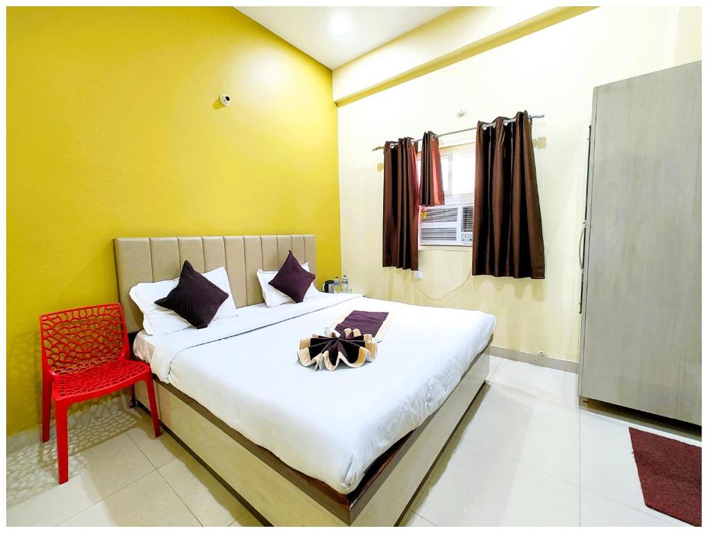 Postel nebo postele na pokoji v ubytování Varanasi Hotel MED-HYA GRAND Near Baba Vishwanath Temple- Fully Air Conditioned Hotel- Lift# Wi-fi# Room service- Best Premium Hotel In Varanasi