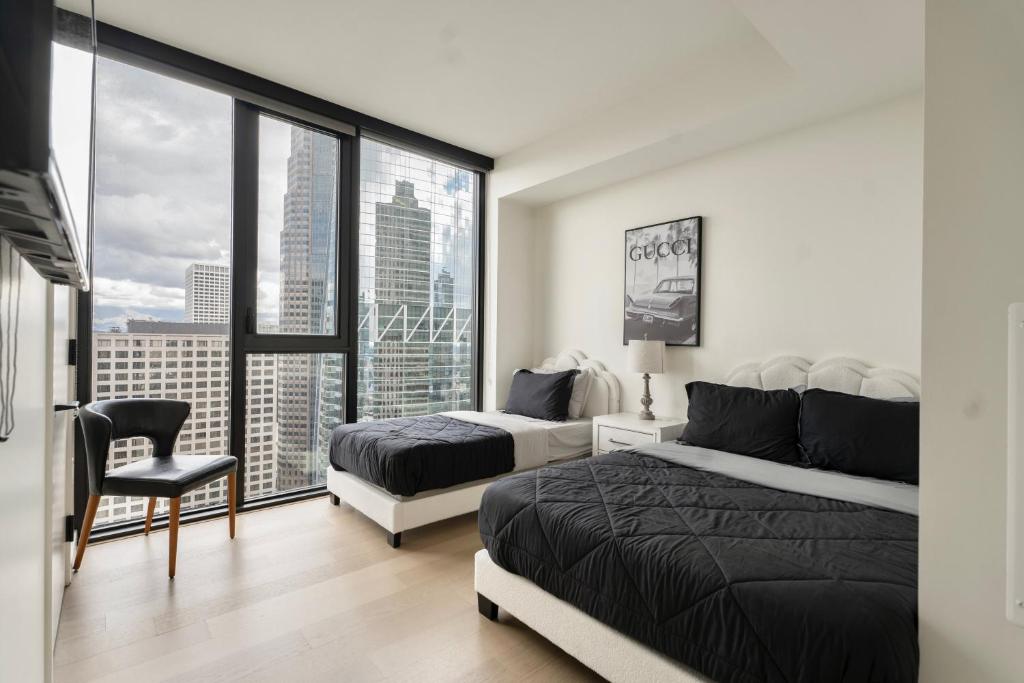 En eller flere senge i et værelse på Sky High at Beaudry 2 Bed Apt WITH FREE PARKING