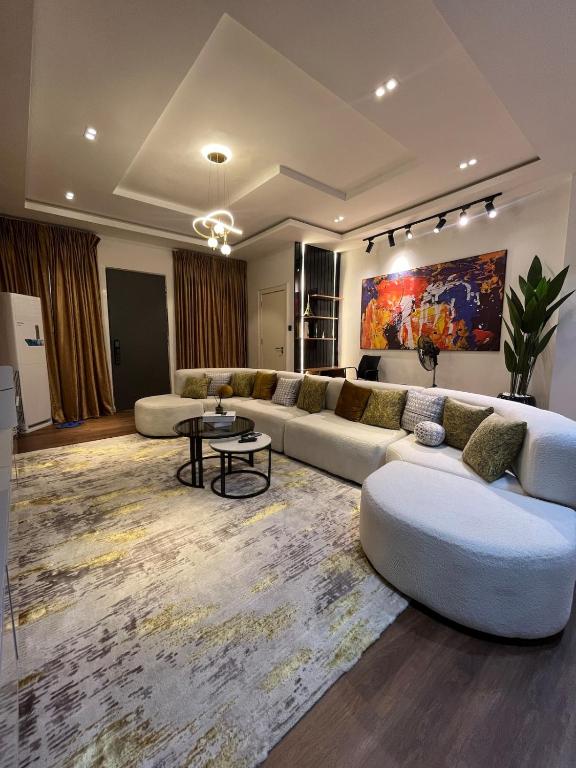 Una gran sala de estar con un sofá y una mesa. en Lisa apartment, en Kadobunkuro