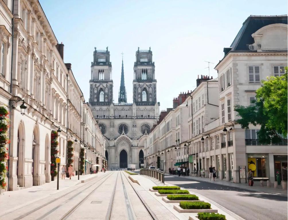 eine leere Straße vor einem Gebäude mit zwei Türmen in der Unterkunft Studio Bourgogne 20 in Orléans