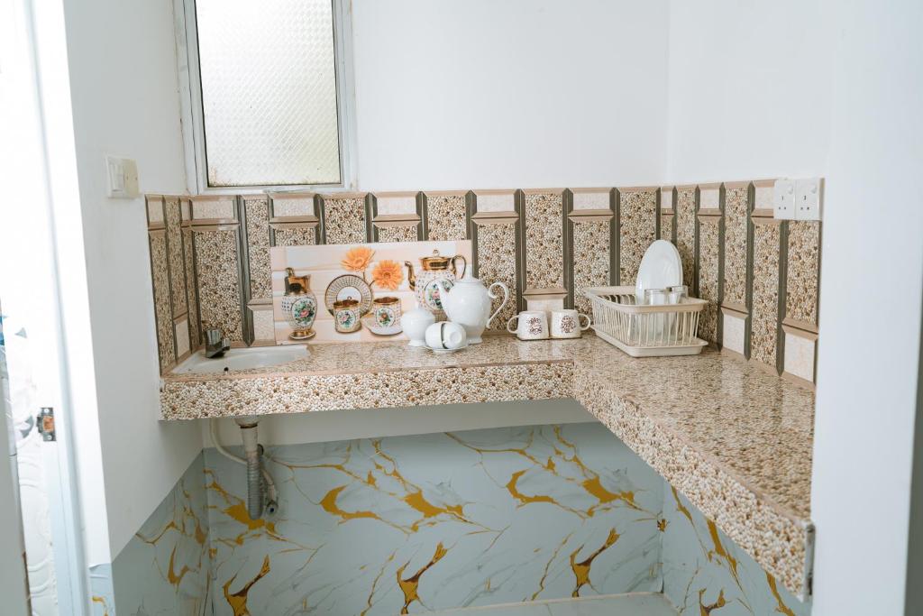 Anu Villa Wadduwa في وادوا: حمام به منضدة أرضيتها على شكل سمكة