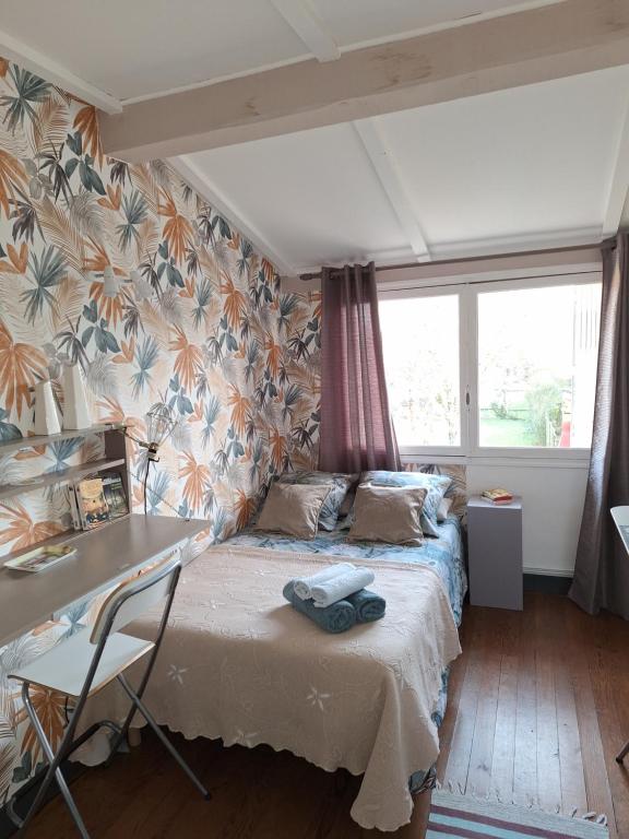 En eller flere senge i et værelse på Studette du Logis du Parc