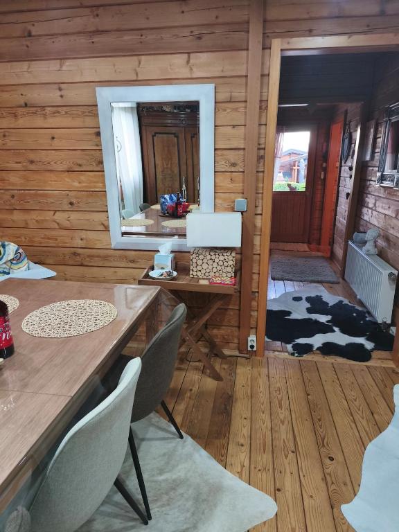 a room with a table and chairs and a mirror at Holzhaus in Langatte