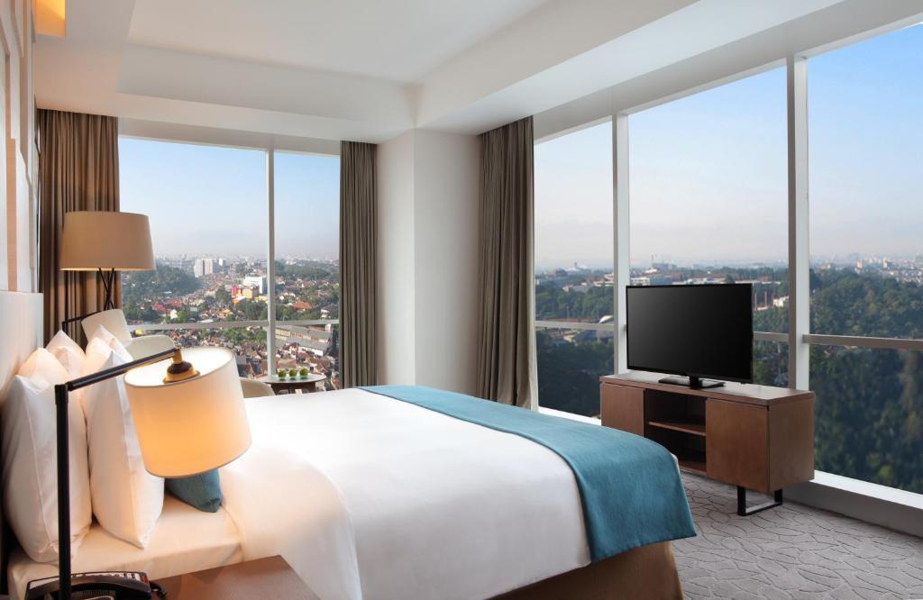 TV a/nebo společenská místnost v ubytování Crowne Plaza Bandung by IHG