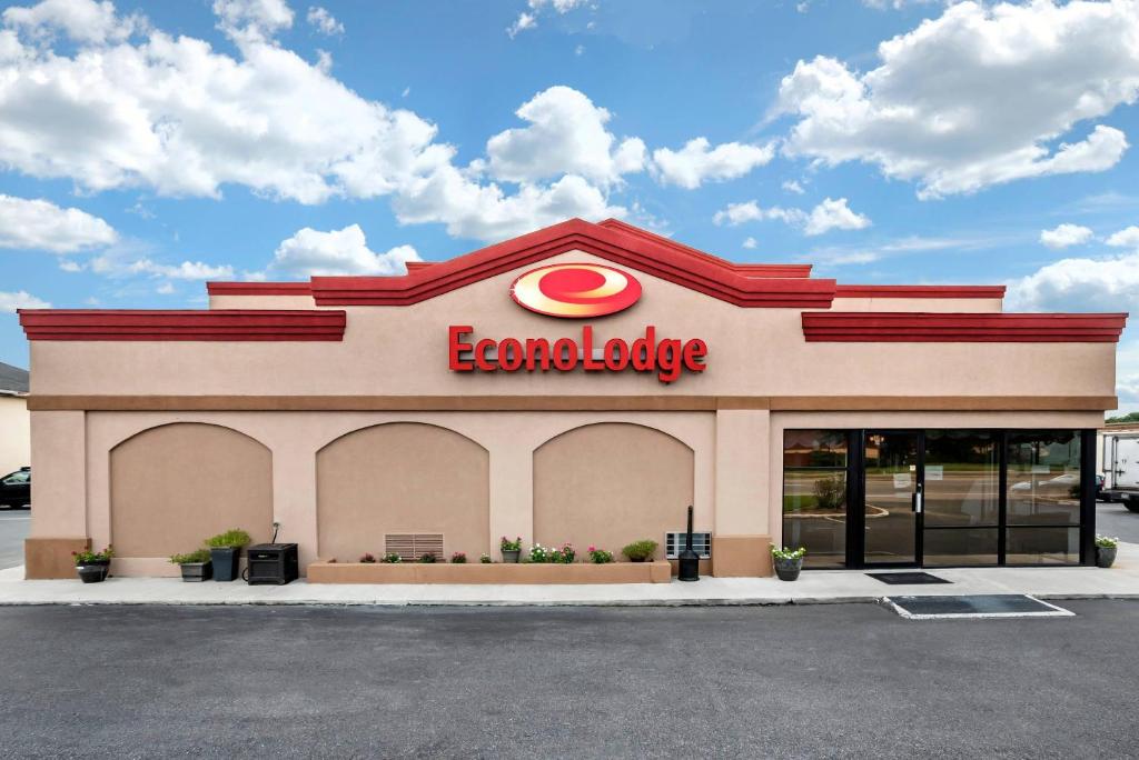 Econo Lodge Easton Route 50 في إيستون: متجر أمام مطعم للوجبات السريعة