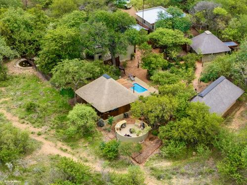 Niani villa في هويدزبروت: منظر جوي لمنزل به حوض سباحة