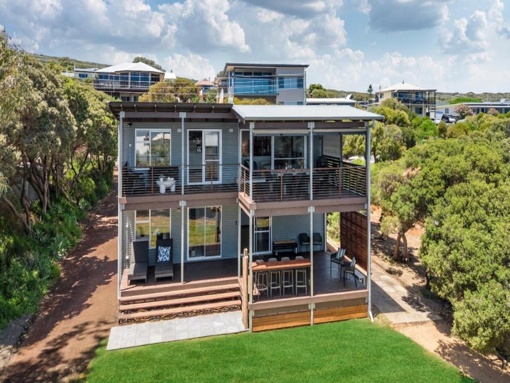 una vista aérea de una casa con grandes ventanas en The Surf Nook - Walk to Beach - Family Friendly, en Gracetown