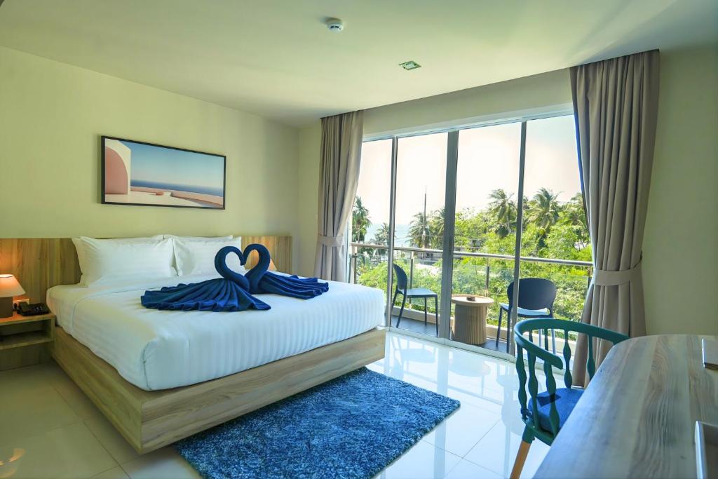 een hotelkamer met een bed en een balkon bij Aqua Maya Phuket in Patong Beach