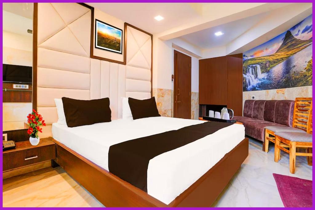 Postel nebo postele na pokoji v ubytování Hotel Mall Road Kavyansh Inn Near Ghorakhal Temple - Free Wi-Fi - Spa - Restaurants Facilities - Best Hotel