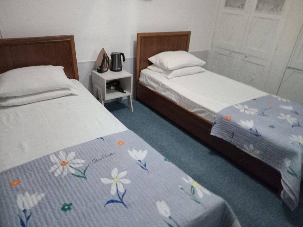 Rúm í herbergi á Javoxir Guest House