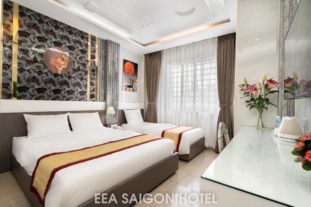 Giường trong phòng chung tại EEA Central Saigon Hotel