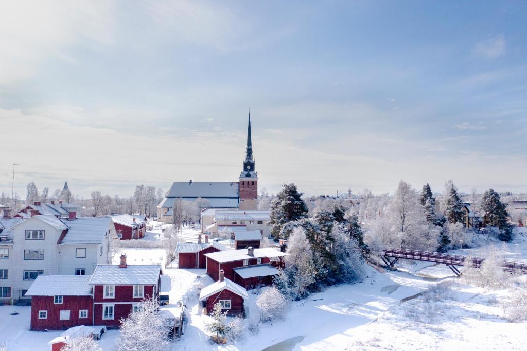 een klein stadje bedekt met sneeuw met een kerk bij MoraTomten - Stallet in Mora