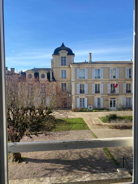 Appartement calme à Saint Maixent l'Ecole في سانت ميكسنت - إيكول: منظر للمبنى من النافذة